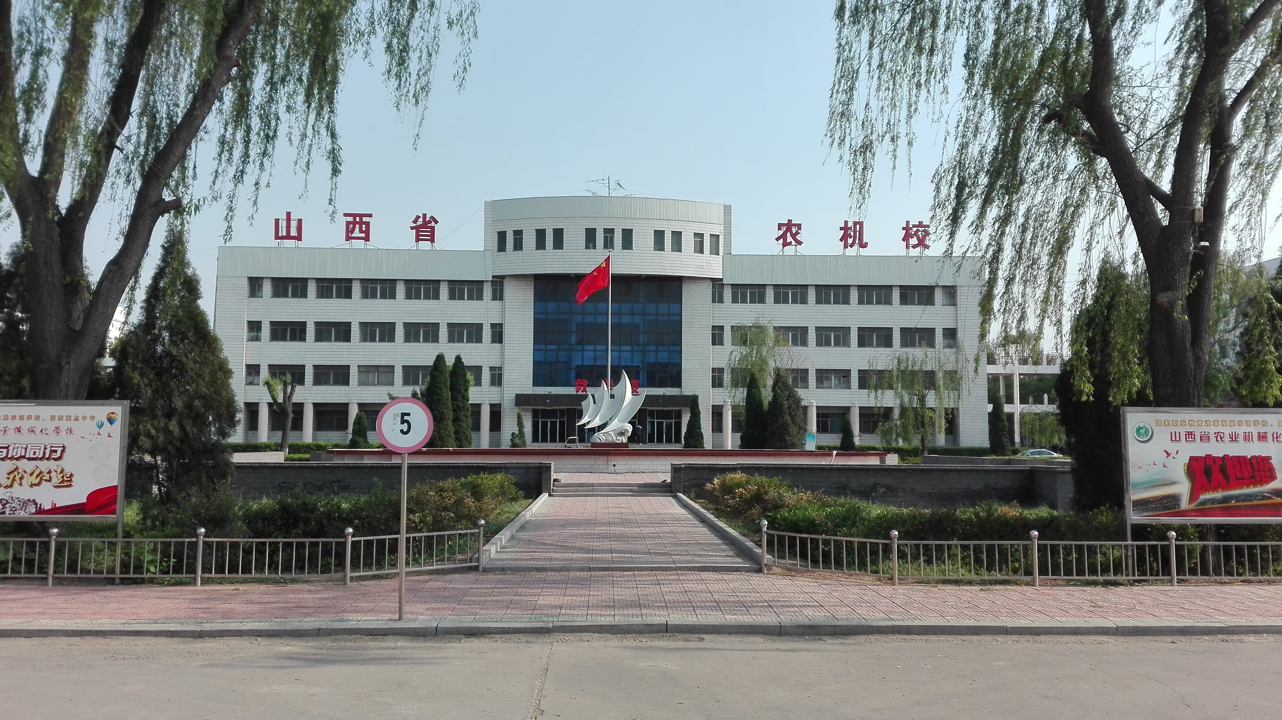 7.她就在那里，已歷春秋一甲子.jpg