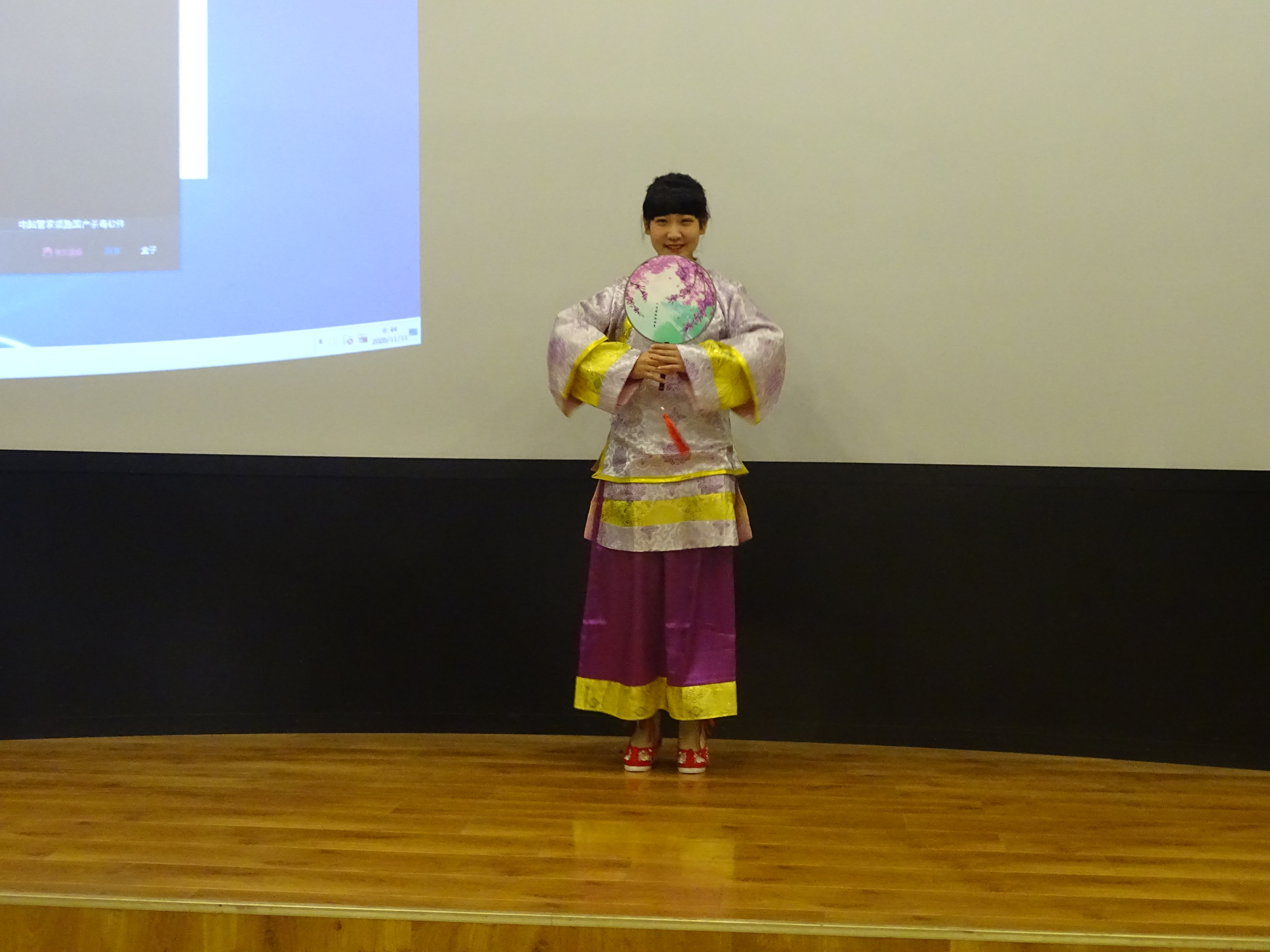 旅游--王婭楠同學(xué)才藝表演——團扇.JPG